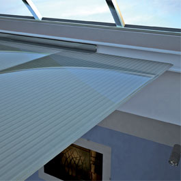 Controsoffitto trasparente sottostante a copertura trasparente per ambienti interni quali uffici
